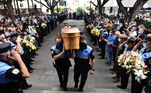 Honores y lágrimas en el adiós del policía Martín Calzada