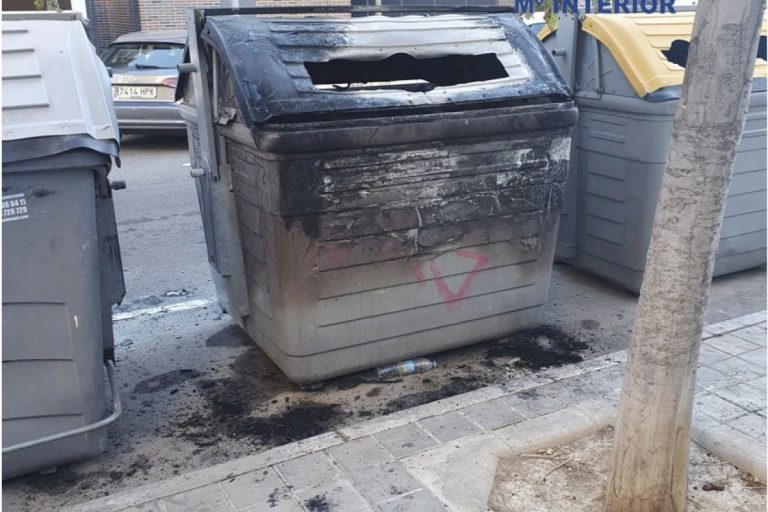La Policía Local y la Policía Nacional de Alicante detienen a tres personas por quemar cinco contenedores y cinco papeleras de madrugada