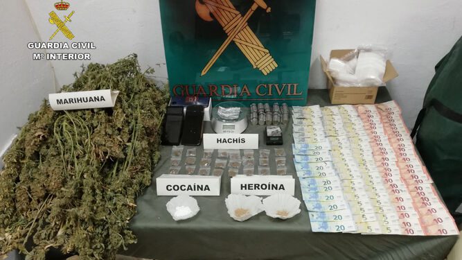 La Guardia Civil desmantela un punto muy activo de venta de drogas en Baena y detiene a cuatro personas