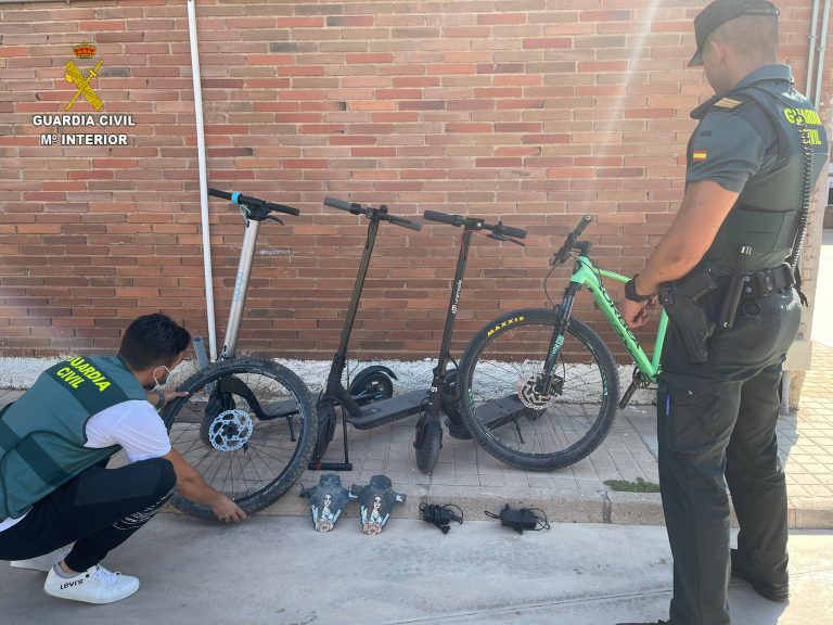 La Guardia Civil ha detenido a una pareja de jóvenes que sustraían bicicletas y patinetes eléctricos en la localidad de Benicàssim