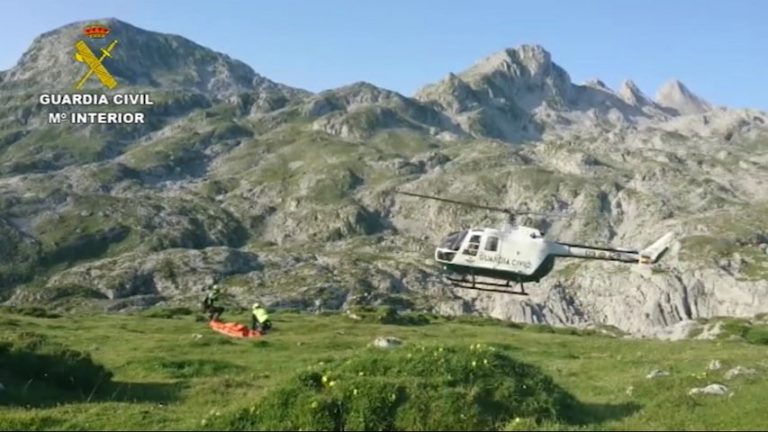 La Guardia Civil rescata a tres montañeros enriscados en Picos de Europa