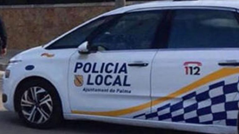 Atacan a botellazos a la Policía Local cuando desalojaba el Balneario 6 en s’Arenal