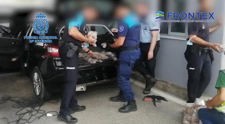 Tres detenidos en el Puerto de Tarifa cuando pretendían introducir casi 140 kilos de hachís escondidos en un vehículo